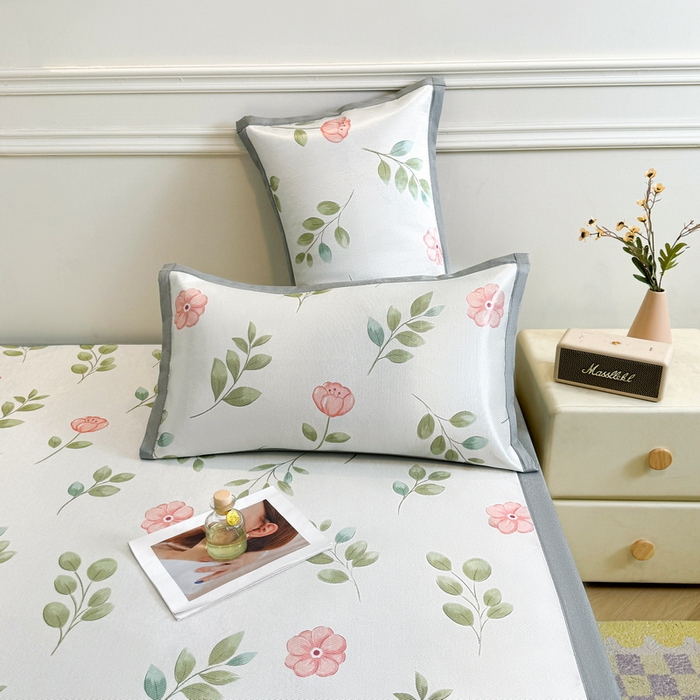 91家纺网 家纺一手货源 找家纺 LIFE.丽芙 2025春夏季新品数码印花冰藤凉席平铺冰丝凉席印花小清新绑带款三件套（风格二） 莫妮卡