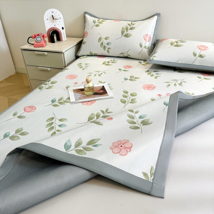 91家纺网 家纺一手货源 找家纺 LIFE.丽芙 2025春夏季新品数码印花冰藤凉席平铺冰丝凉席印花小清新绑带款三件套（风格二） 莫妮卡