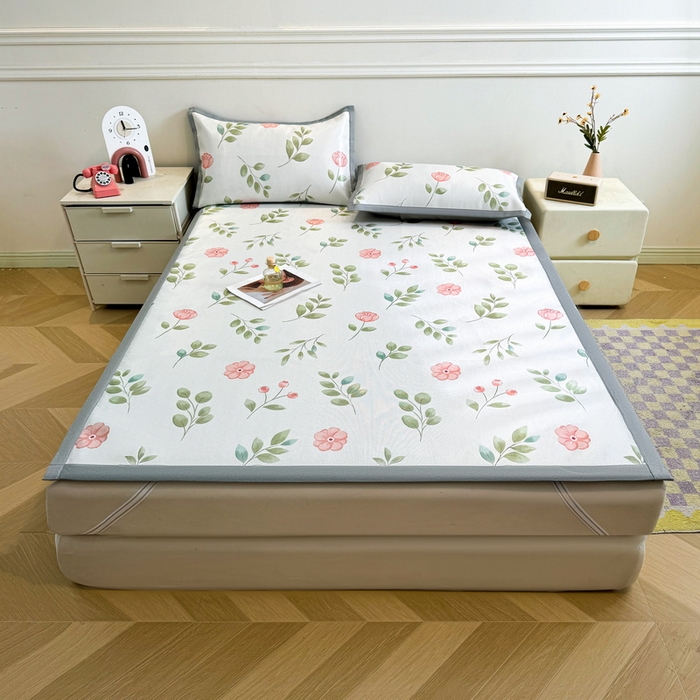 91家纺网 家纺一手货源 找家纺 LIFE.丽芙 2025春夏季新品数码印花冰藤凉席平铺冰丝凉席印花小清新绑带款三件套（风格二） 莫妮卡