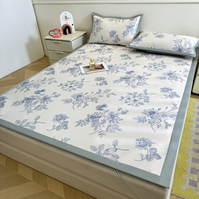 91家纺网 家纺一手货源 找家纺 LIFE.丽芙 2025春夏季新品数码印花冰藤凉席平铺冰丝凉席印花小清新绑带款三件套（风格二） 赫本