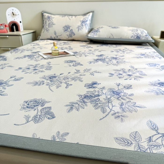 91家纺网 家纺一手货源 找家纺 LIFE.丽芙 2025春夏季新品数码印花冰藤凉席平铺冰丝凉席印花小清新绑带款三件套（风格二） 赫本