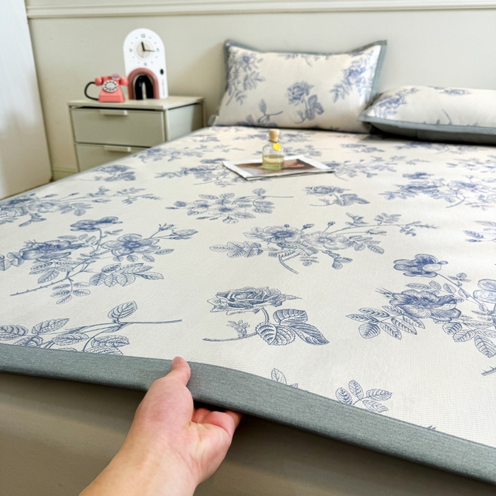 91家纺网 家纺一手货源 找家纺 LIFE.丽芙 2025春夏季新品数码印花冰藤凉席平铺冰丝凉席印花小清新绑带款三件套（风格二） 赫本