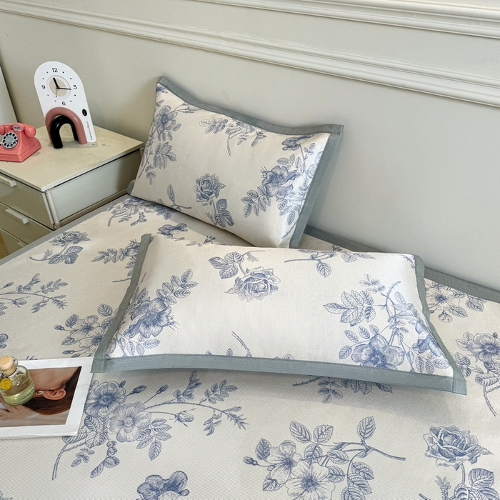 91家纺网 家纺一手货源 找家纺 LIFE.丽芙 2025春夏季新品数码印花冰藤凉席平铺冰丝凉席印花小清新绑带款三件套（风格二） 赫本