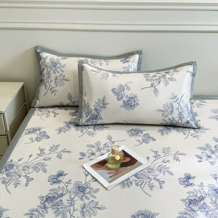 91家纺网 家纺一手货源 找家纺 LIFE.丽芙 2025春夏季新品数码印花冰藤凉席平铺冰丝凉席印花小清新绑带款三件套（风格二） 赫本