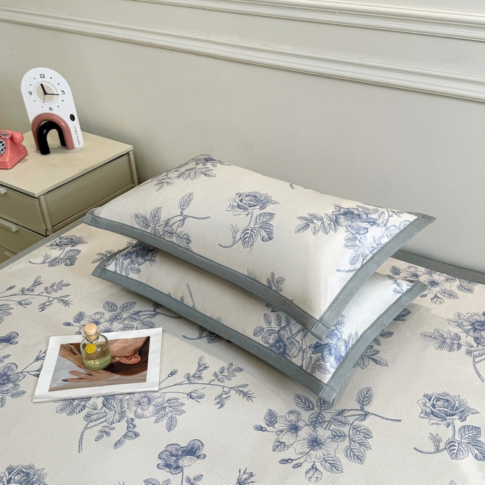 91家纺网 家纺一手货源 找家纺 LIFE.丽芙 2025春夏季新品数码印花冰藤凉席平铺冰丝凉席印花小清新绑带款三件套（风格二） 赫本