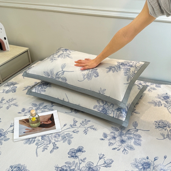 91家纺网 家纺一手货源 找家纺 LIFE.丽芙 2025春夏季新品数码印花冰藤凉席平铺冰丝凉席印花小清新绑带款三件套（风格二） 赫本