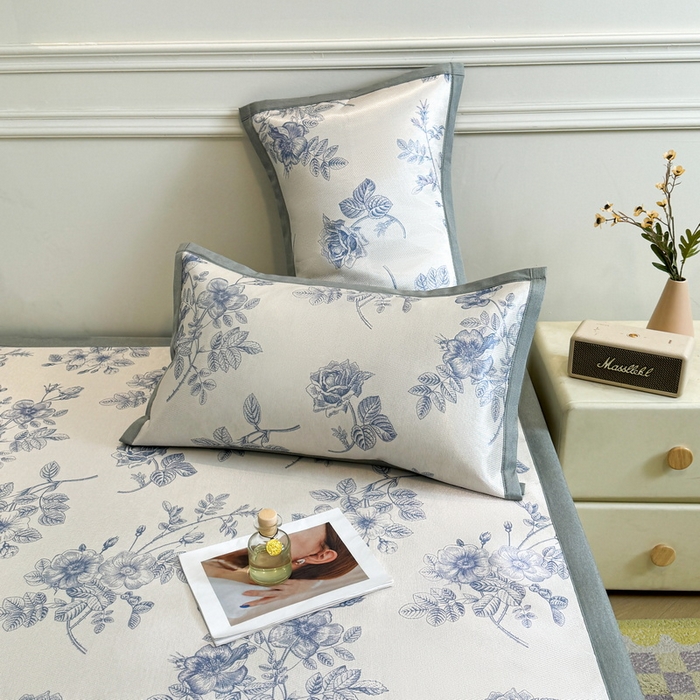 91家纺网 家纺一手货源 找家纺 LIFE.丽芙 2025春夏季新品数码印花冰藤凉席平铺冰丝凉席印花小清新绑带款三件套（风格二） 赫本