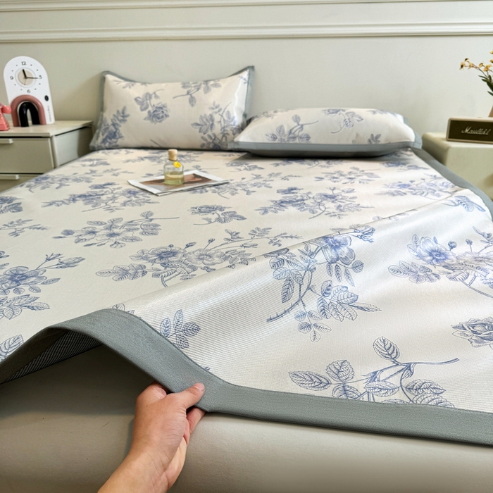 91家纺网 家纺一手货源 找家纺 LIFE.丽芙 2025春夏季新品数码印花冰藤凉席平铺冰丝凉席印花小清新绑带款三件套（风格二） 赫本