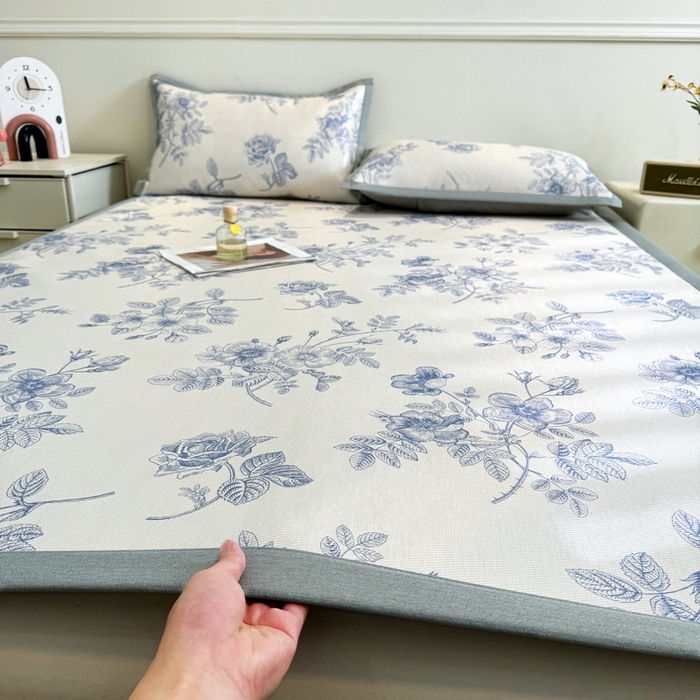 91家纺网 家纺一手货源 找家纺 LIFE.丽芙 2025春夏季新品数码印花冰藤凉席平铺冰丝凉席印花小清新绑带款三件套（风格二） 赫本