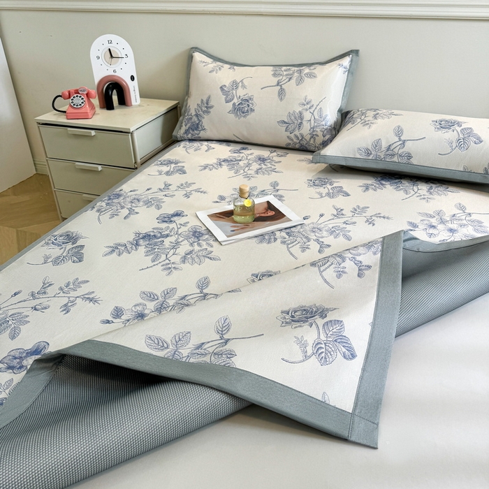 91家纺网 家纺一手货源 找家纺 LIFE.丽芙 2025春夏季新品数码印花冰藤凉席平铺冰丝凉席印花小清新绑带款三件套（风格二） 赫本