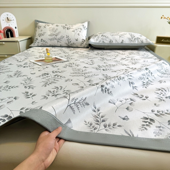 91家纺网 家纺一手货源 找家纺 LIFE.丽芙 2025春夏季新品数码印花冰藤凉席平铺冰丝凉席印花小清新绑带款三件套（风格二） 水墨叶