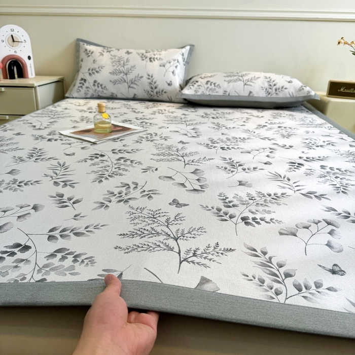 91家纺网 家纺一手货源 找家纺 LIFE.丽芙 2025春夏季新品数码印花冰藤凉席平铺冰丝凉席印花小清新绑带款三件套（风格二） 水墨叶