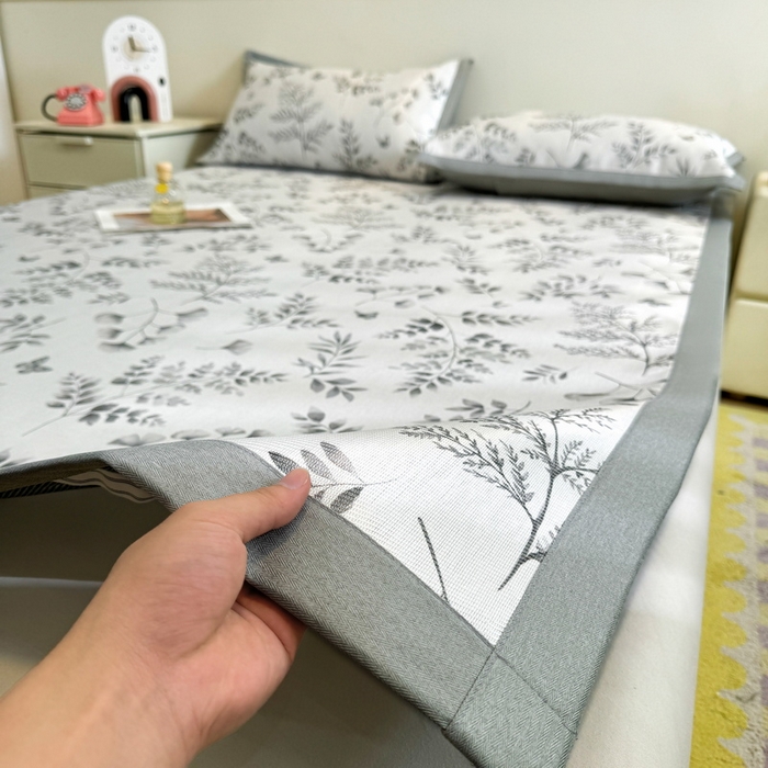 91家纺网 家纺一手货源 找家纺 LIFE.丽芙 2025春夏季新品数码印花冰藤凉席平铺冰丝凉席印花小清新绑带款三件套（风格二） 水墨叶