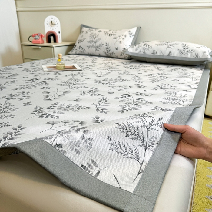 91家纺网 家纺一手货源 找家纺 LIFE.丽芙 2025春夏季新品数码印花冰藤凉席平铺冰丝凉席印花小清新绑带款三件套（风格二） 水墨叶