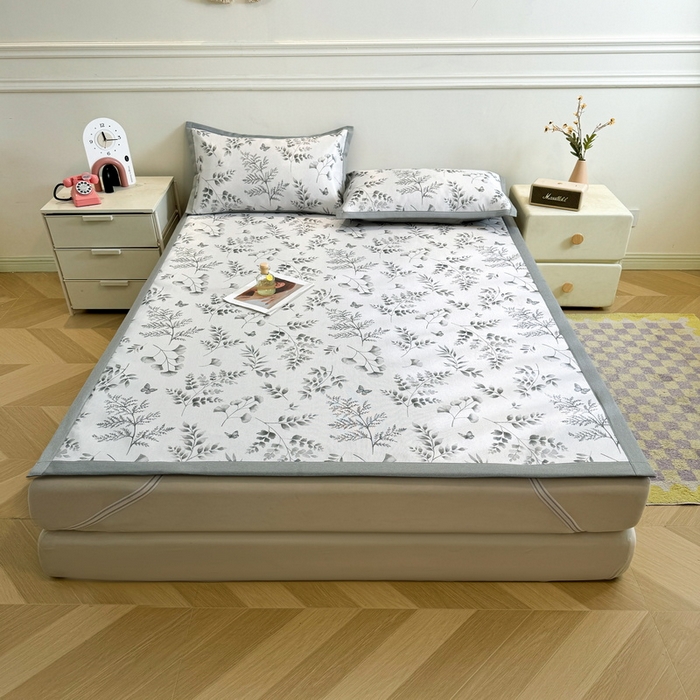 91家纺网 家纺一手货源 找家纺 LIFE.丽芙 2025春夏季新品数码印花冰藤凉席平铺冰丝凉席印花小清新绑带款三件套（风格二） 水墨叶