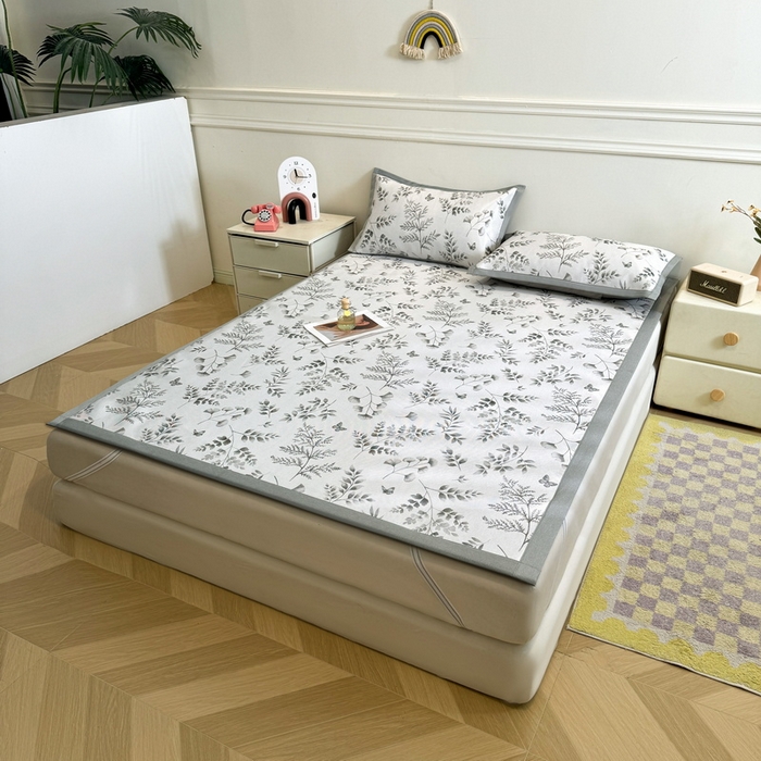 91家纺网 家纺一手货源 找家纺 LIFE.丽芙 2025春夏季新品数码印花冰藤凉席平铺冰丝凉席印花小清新绑带款三件套（风格二） 水墨叶