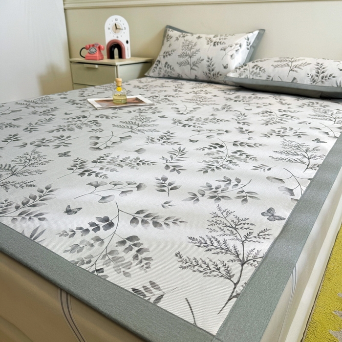 91家纺网 家纺一手货源 找家纺 LIFE.丽芙 2025春夏季新品数码印花冰藤凉席平铺冰丝凉席印花小清新绑带款三件套（风格二） 水墨叶