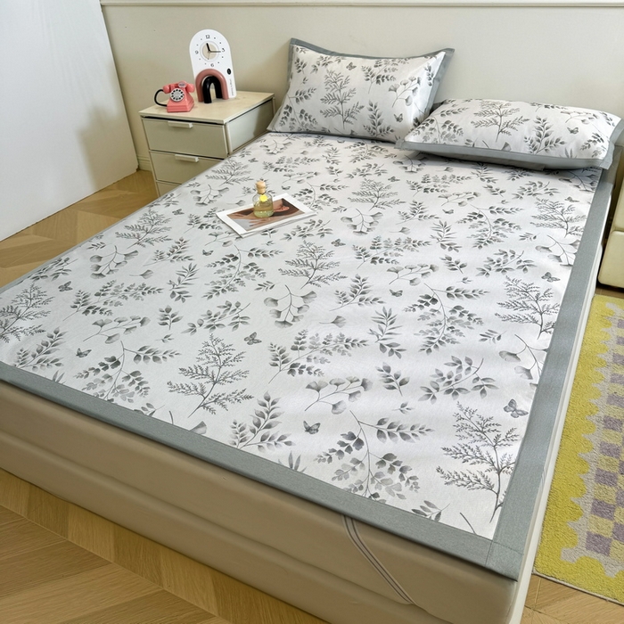 91家纺网 家纺一手货源 找家纺 LIFE.丽芙 2025春夏季新品数码印花冰藤凉席平铺冰丝凉席印花小清新绑带款三件套（风格二） 水墨叶