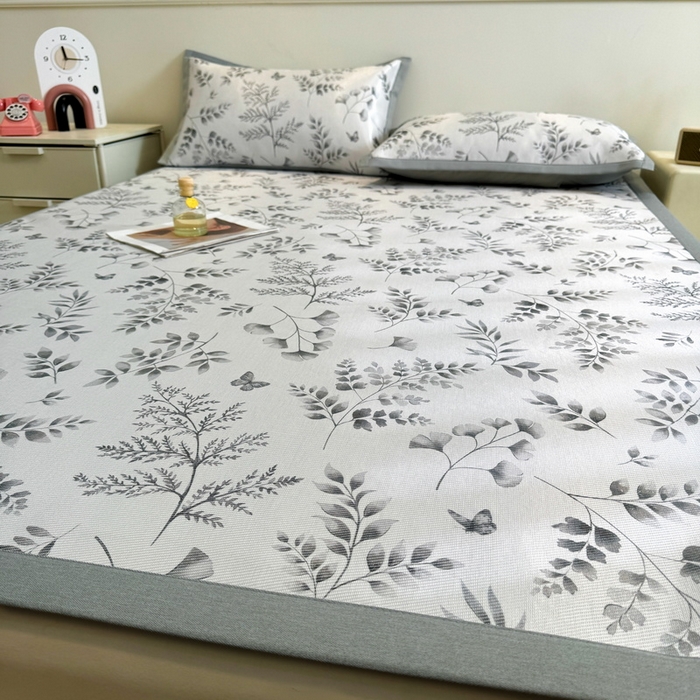 91家纺网 家纺一手货源 找家纺 LIFE.丽芙 2025春夏季新品数码印花冰藤凉席平铺冰丝凉席印花小清新绑带款三件套（风格二） 水墨叶