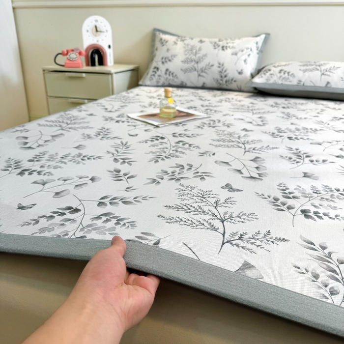 91家纺网 家纺一手货源 找家纺 LIFE.丽芙 2025春夏季新品数码印花冰藤凉席平铺冰丝凉席印花小清新绑带款三件套（风格二） 水墨叶