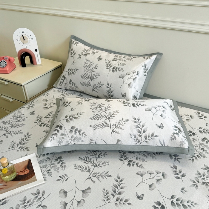 91家纺网 家纺一手货源 找家纺 LIFE.丽芙 2025春夏季新品数码印花冰藤凉席平铺冰丝凉席印花小清新绑带款三件套（风格二） 水墨叶