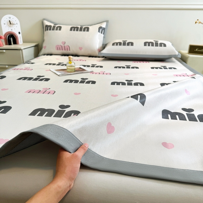 91家纺网 家纺一手货源 找家纺 LIFE.丽芙 2025春夏季新品数码印花冰藤凉席平铺冰丝凉席印花小清新绑带款三件套（风格二） 甜心粉