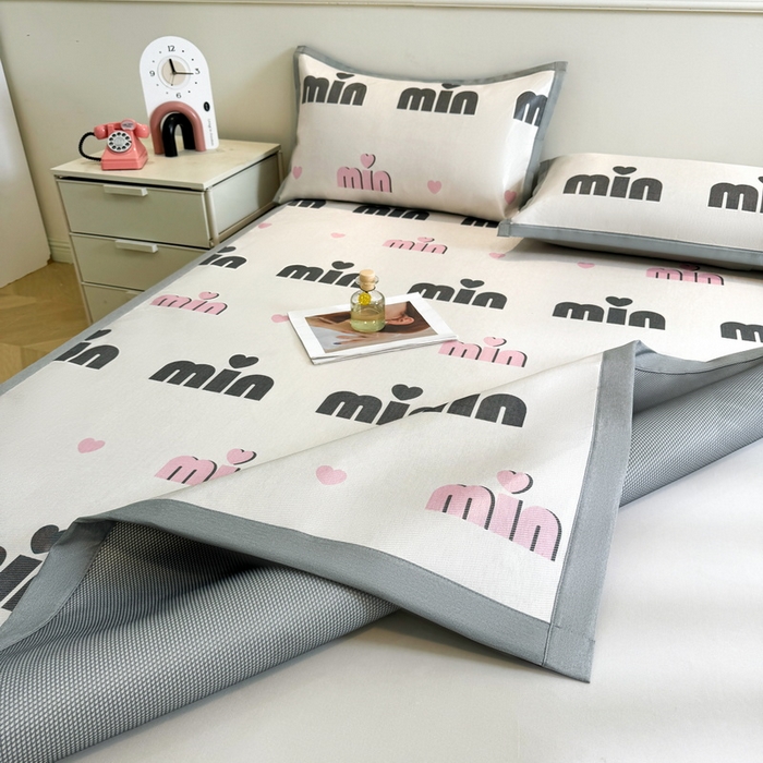 91家纺网 家纺一手货源 找家纺 LIFE.丽芙 2025春夏季新品数码印花冰藤凉席平铺冰丝凉席印花小清新绑带款三件套（风格二） 甜心粉