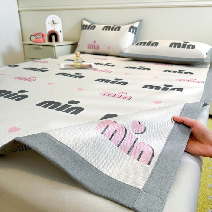 91家纺网 家纺一手货源 找家纺 LIFE.丽芙 2025春夏季新品数码印花冰藤凉席平铺冰丝凉席印花小清新绑带款三件套（风格二） 甜心粉