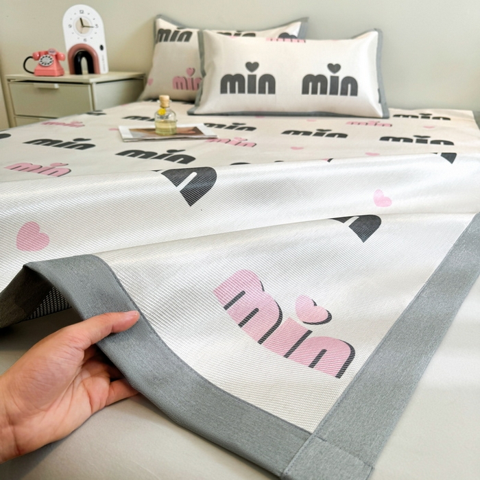 91家纺网 家纺一手货源 找家纺 LIFE.丽芙 2025春夏季新品数码印花冰藤凉席平铺冰丝凉席印花小清新绑带款三件套（风格二） 甜心粉