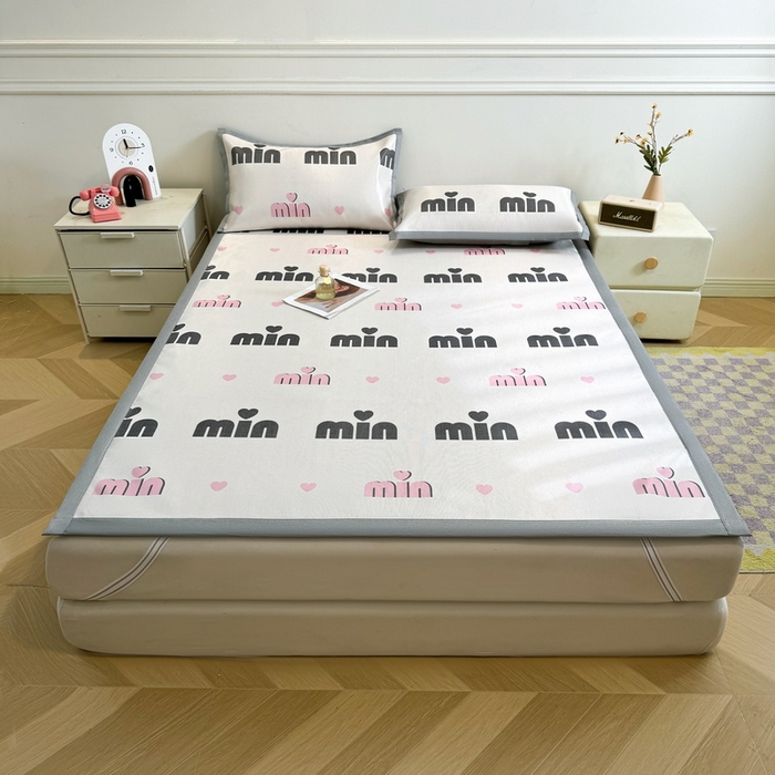 91家纺网 家纺一手货源 找家纺 LIFE.丽芙 2025春夏季新品数码印花冰藤凉席平铺冰丝凉席印花小清新绑带款三件套（风格二） 甜心粉