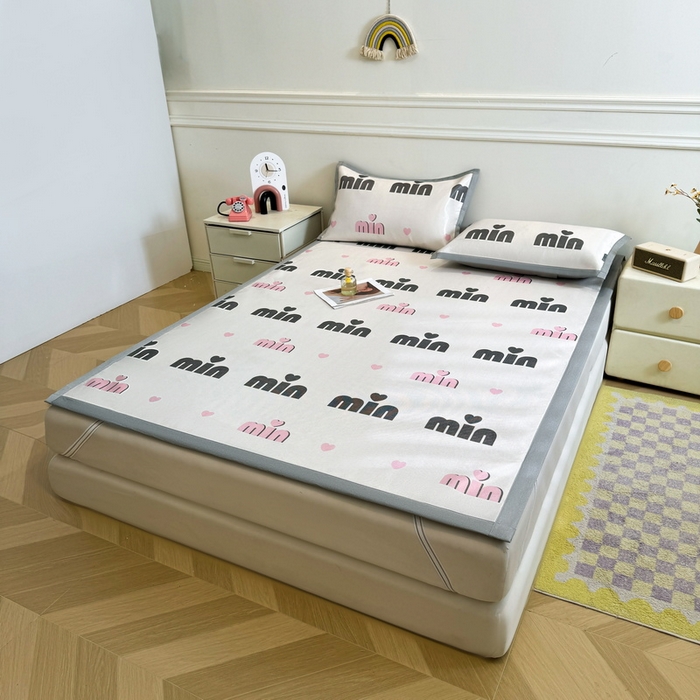 91家纺网 家纺一手货源 找家纺 LIFE.丽芙 2025春夏季新品数码印花冰藤凉席平铺冰丝凉席印花小清新绑带款三件套（风格二） 甜心粉