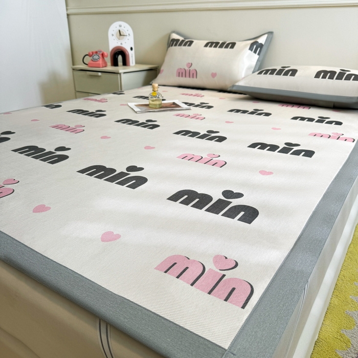 91家纺网 家纺一手货源 找家纺 LIFE.丽芙 2025春夏季新品数码印花冰藤凉席平铺冰丝凉席印花小清新绑带款三件套（风格二） 甜心粉