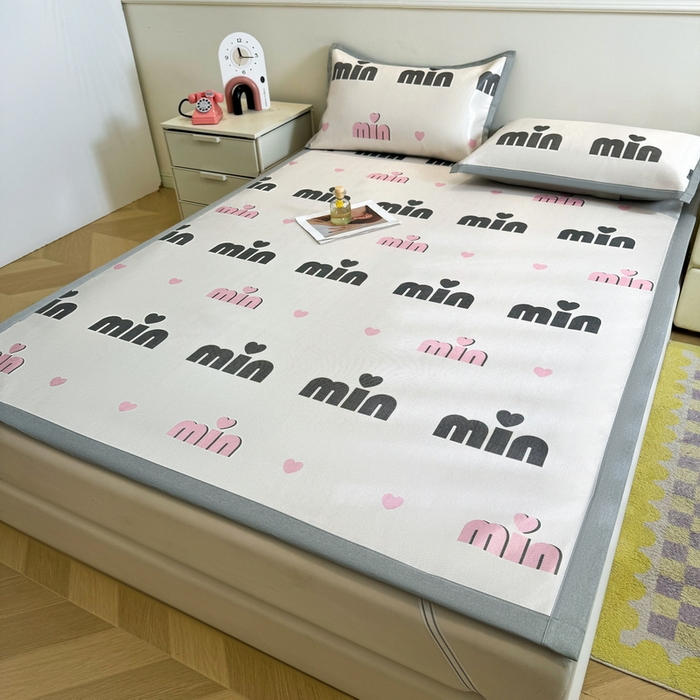 91家纺网 家纺一手货源 找家纺 LIFE.丽芙 2025春夏季新品数码印花冰藤凉席平铺冰丝凉席印花小清新绑带款三件套（风格二） 甜心粉