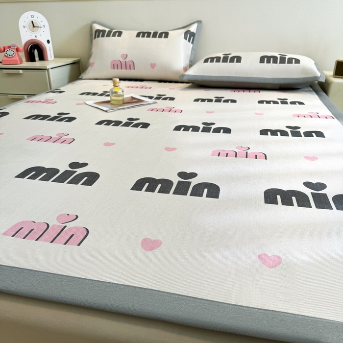 91家纺网 家纺一手货源 找家纺 LIFE.丽芙 2025春夏季新品数码印花冰藤凉席平铺冰丝凉席印花小清新绑带款三件套（风格二） 甜心粉