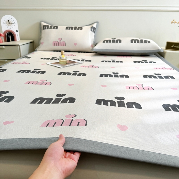 91家纺网 家纺一手货源 找家纺 LIFE.丽芙 2025春夏季新品数码印花冰藤凉席平铺冰丝凉席印花小清新绑带款三件套（风格二） 甜心粉