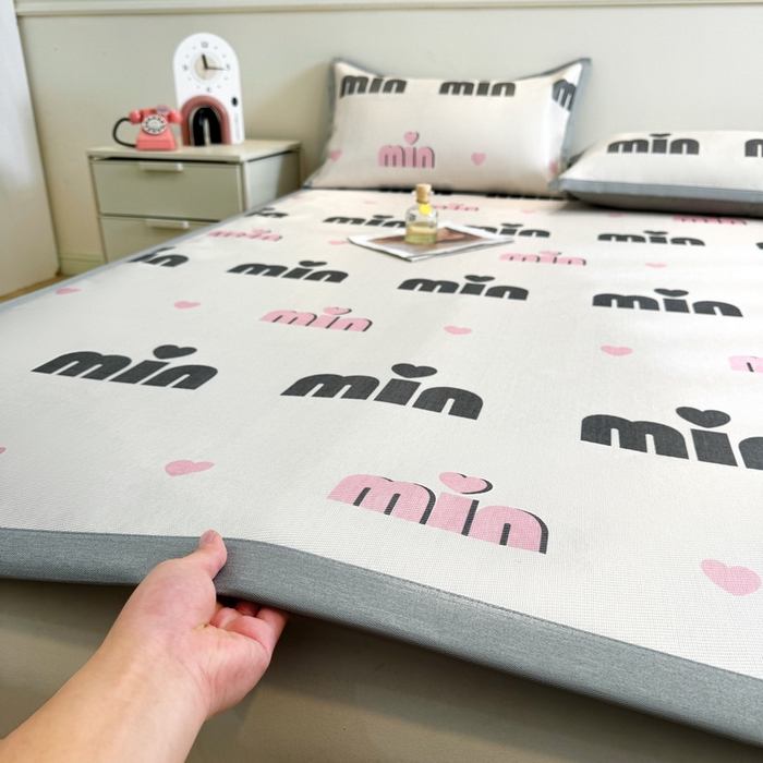 91家纺网 家纺一手货源 找家纺 LIFE.丽芙 2025春夏季新品数码印花冰藤凉席平铺冰丝凉席印花小清新绑带款三件套（风格二） 甜心粉