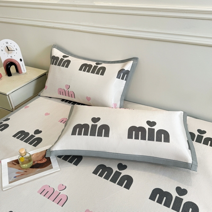 91家纺网 家纺一手货源 找家纺 LIFE.丽芙 2025春夏季新品数码印花冰藤凉席平铺冰丝凉席印花小清新绑带款三件套（风格二） 甜心粉