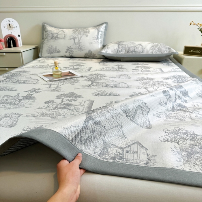 91家纺网 家纺一手货源 找家纺 LIFE.丽芙 2025春夏季新品数码印花冰藤凉席平铺冰丝凉席印花小清新绑带款三件套（风格二） 秘密庄园