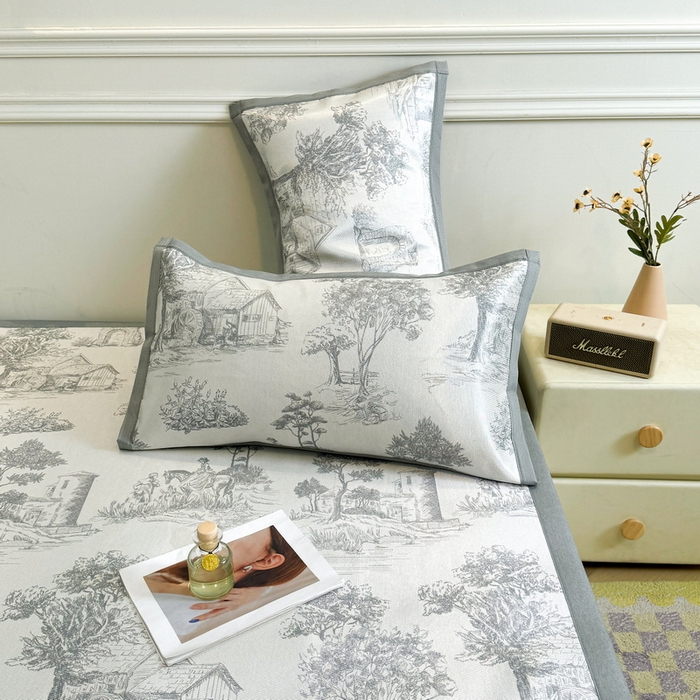 91家纺网 家纺一手货源 找家纺 LIFE.丽芙 2025春夏季新品数码印花冰藤凉席平铺冰丝凉席印花小清新绑带款三件套（风格二） 秘密庄园