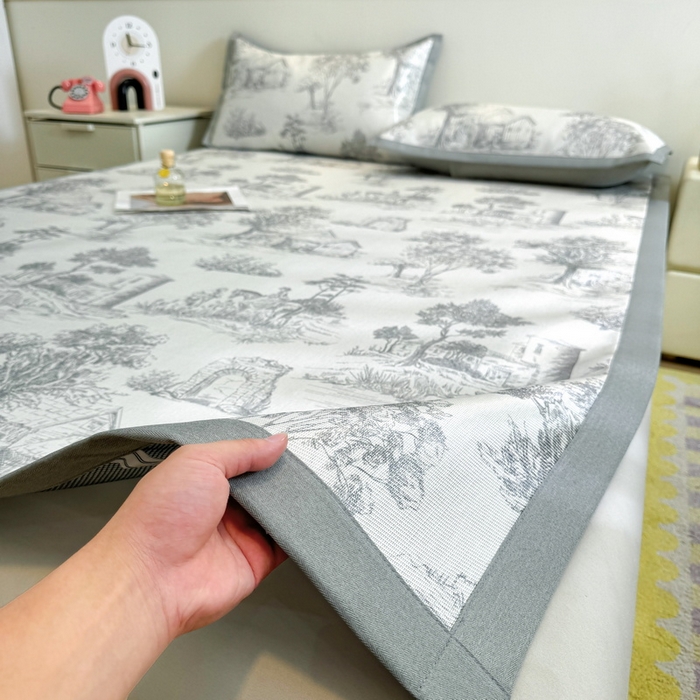 91家纺网 家纺一手货源 找家纺 LIFE.丽芙 2025春夏季新品数码印花冰藤凉席平铺冰丝凉席印花小清新绑带款三件套（风格二） 秘密庄园