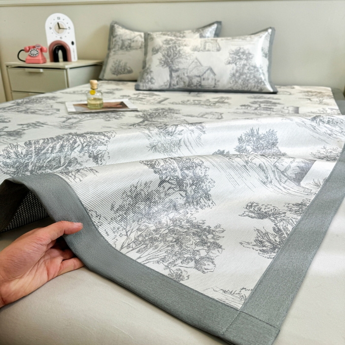 91家纺网 家纺一手货源 找家纺 LIFE.丽芙 2025春夏季新品数码印花冰藤凉席平铺冰丝凉席印花小清新绑带款三件套（风格二） 秘密庄园