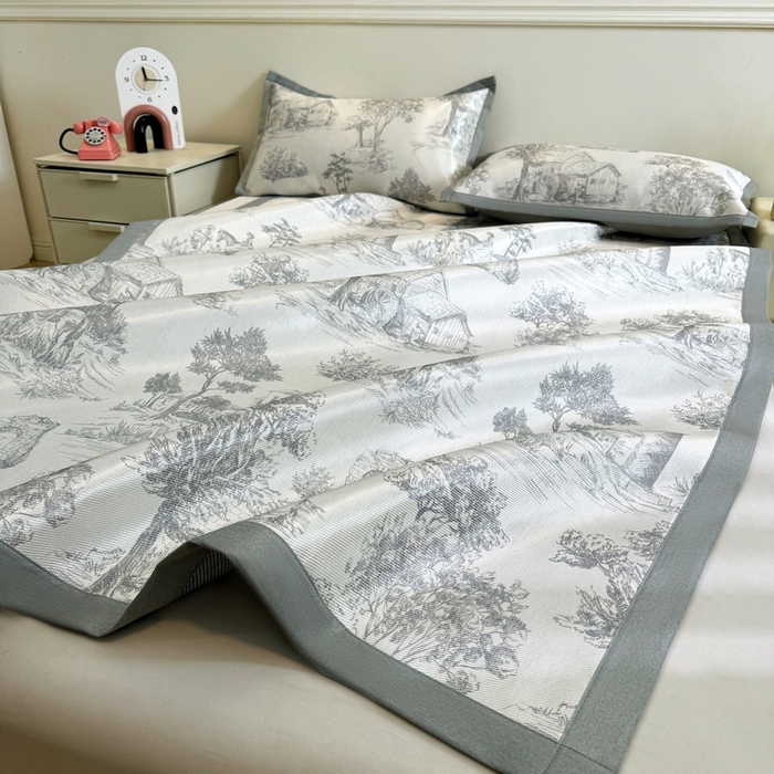 91家纺网 家纺一手货源 找家纺 LIFE.丽芙 2025春夏季新品数码印花冰藤凉席平铺冰丝凉席印花小清新绑带款三件套（风格二） 秘密庄园