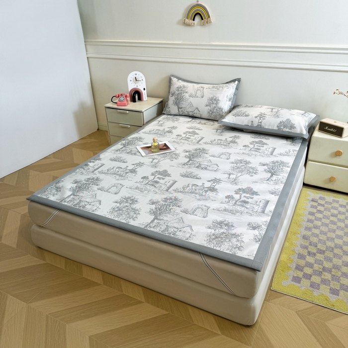 91家纺网 家纺一手货源 找家纺 LIFE.丽芙 2025春夏季新品数码印花冰藤凉席平铺冰丝凉席印花小清新绑带款三件套（风格二） 秘密庄园