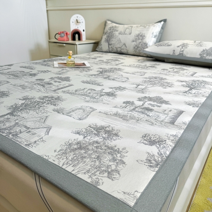 91家纺网 家纺一手货源 找家纺 LIFE.丽芙 2025春夏季新品数码印花冰藤凉席平铺冰丝凉席印花小清新绑带款三件套（风格二） 秘密庄园