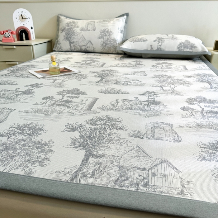 91家纺网 家纺一手货源 找家纺 LIFE.丽芙 2025春夏季新品数码印花冰藤凉席平铺冰丝凉席印花小清新绑带款三件套（风格二） 秘密庄园