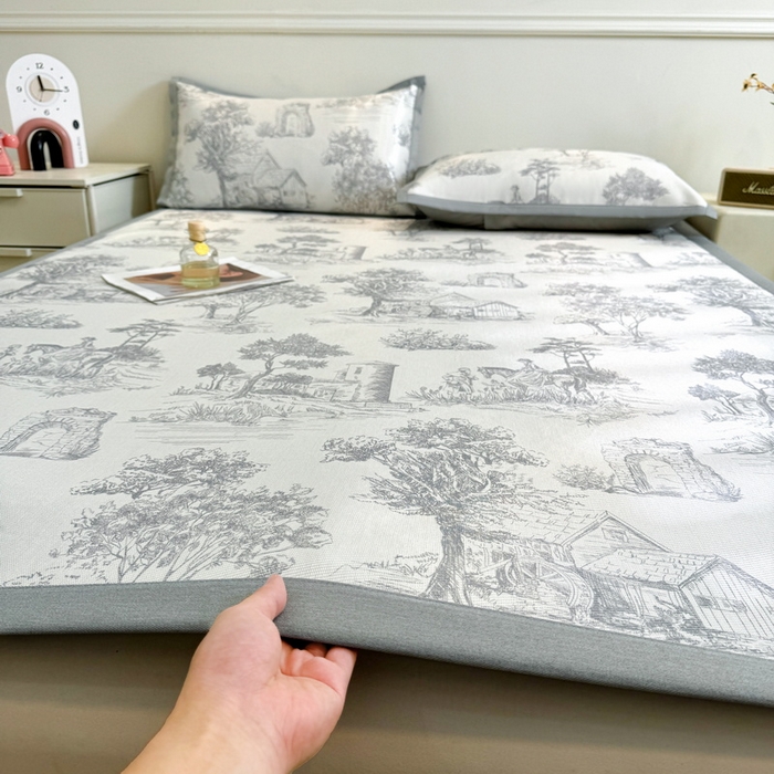 91家纺网 家纺一手货源 找家纺 LIFE.丽芙 2025春夏季新品数码印花冰藤凉席平铺冰丝凉席印花小清新绑带款三件套（风格二） 秘密庄园