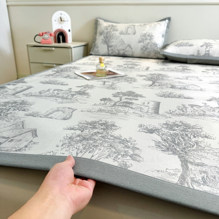 91家纺网 家纺一手货源 找家纺 LIFE.丽芙 2025春夏季新品数码印花冰藤凉席平铺冰丝凉席印花小清新绑带款三件套（风格二） 秘密庄园