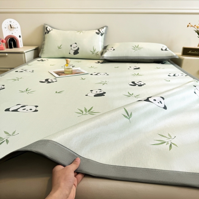 91家纺网 家纺一手货源 找家纺 LIFE.丽芙 2025春夏季新品数码印花冰藤凉席平铺冰丝凉席印花小清新绑带款三件套（风格二） 小熊猫