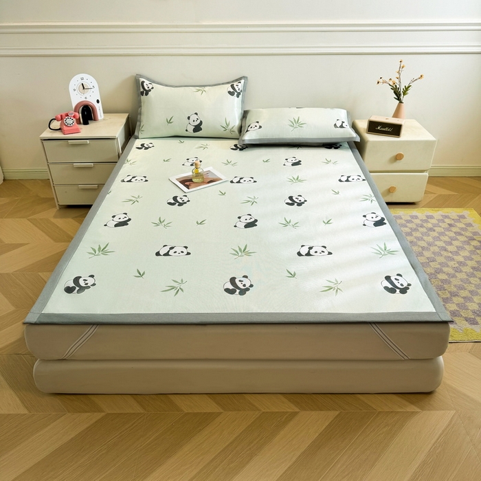 91家纺网 家纺一手货源 找家纺 LIFE.丽芙 2025春夏季新品数码印花冰藤凉席平铺冰丝凉席印花小清新绑带款三件套（风格二） 小熊猫