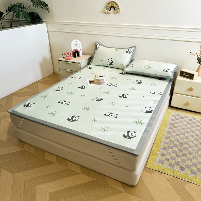 91家纺网 家纺一手货源 找家纺 LIFE.丽芙 2025春夏季新品数码印花冰藤凉席平铺冰丝凉席印花小清新绑带款三件套（风格二） 小熊猫